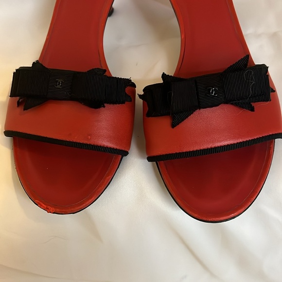 Beautiful red Chanel slip ons with black bows - size 39 1/2 - good condition - Picture 7 of 12
